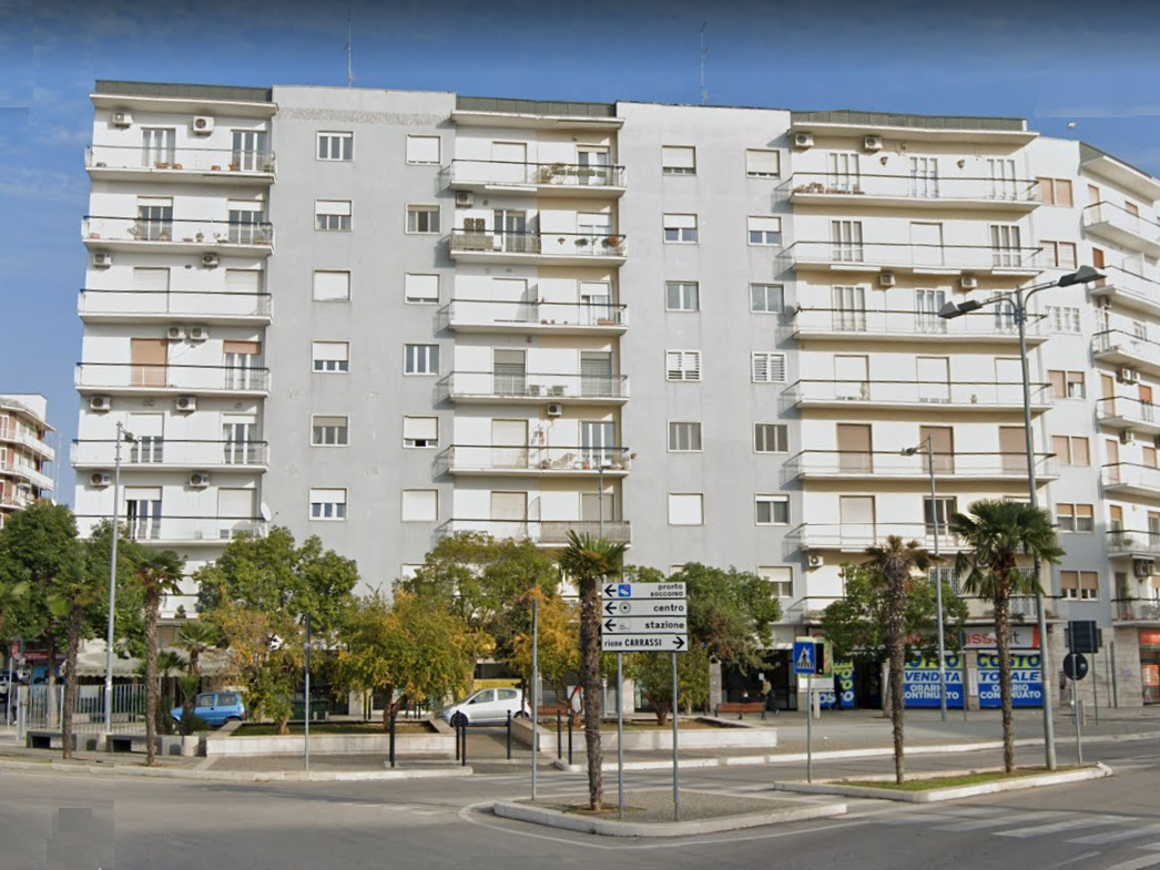 Appartamento di  5 vani /132 mq  a Bari - Picone (zona Policlinico) + Box auto 20 mq. ca