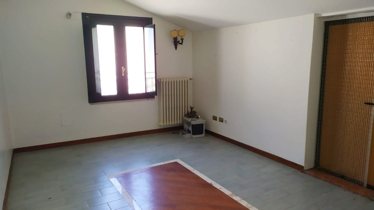 Appartamento di  2 vani /120 mq  a Rutigliano (zona Zona Corso)