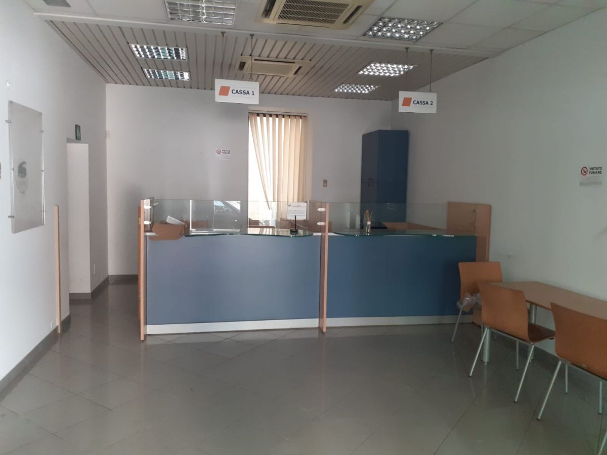 Locale commerciale / Negozio di  5 vani /189 mq  a Molfetta