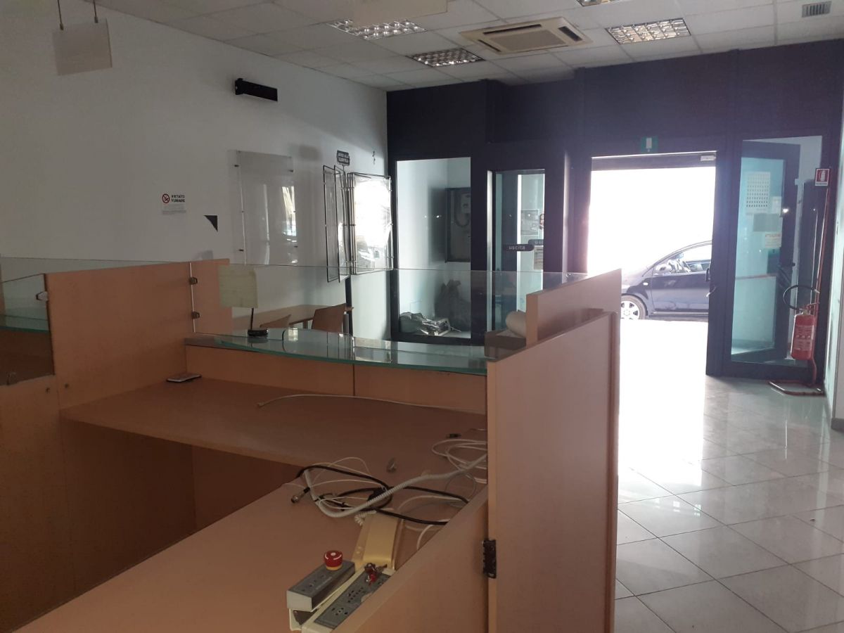 Locale commerciale / Negozio di  5 vani /189 mq  a Molfetta