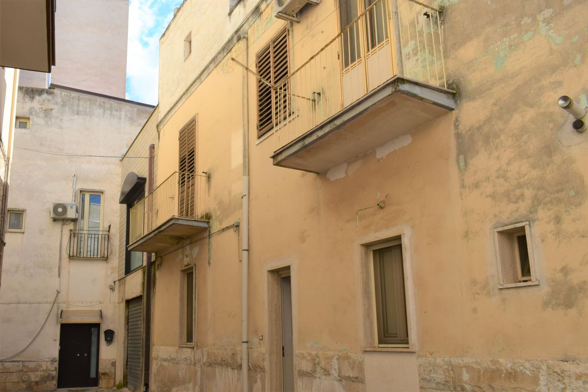 Casa indipendente di  4 vani /200 mq  a Bitetto (zona Centralissima)