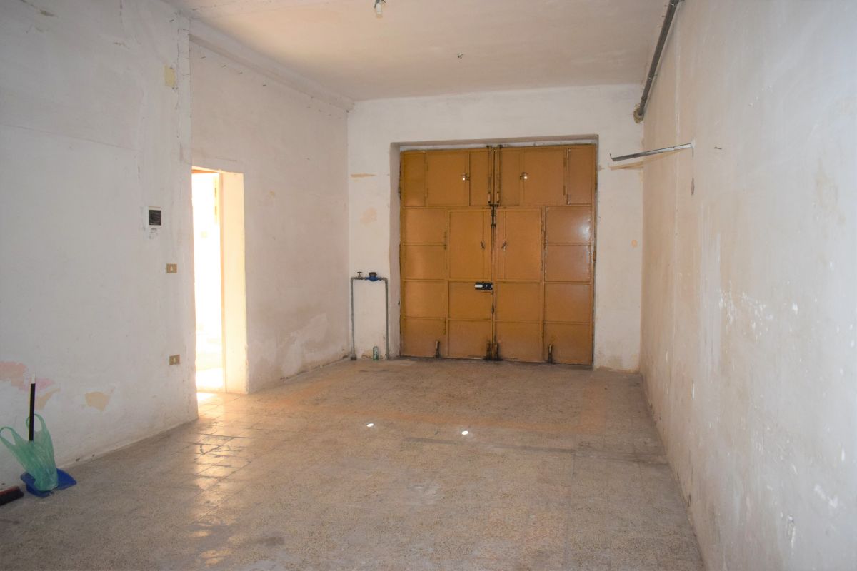 Casa indipendente di  4 vani /200 mq  a Bitetto (zona Centralissima)