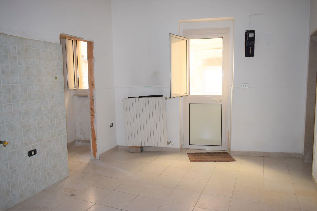 Casa indipendente di  4 vani /200 mq  a Bitetto (zona Centralissima)