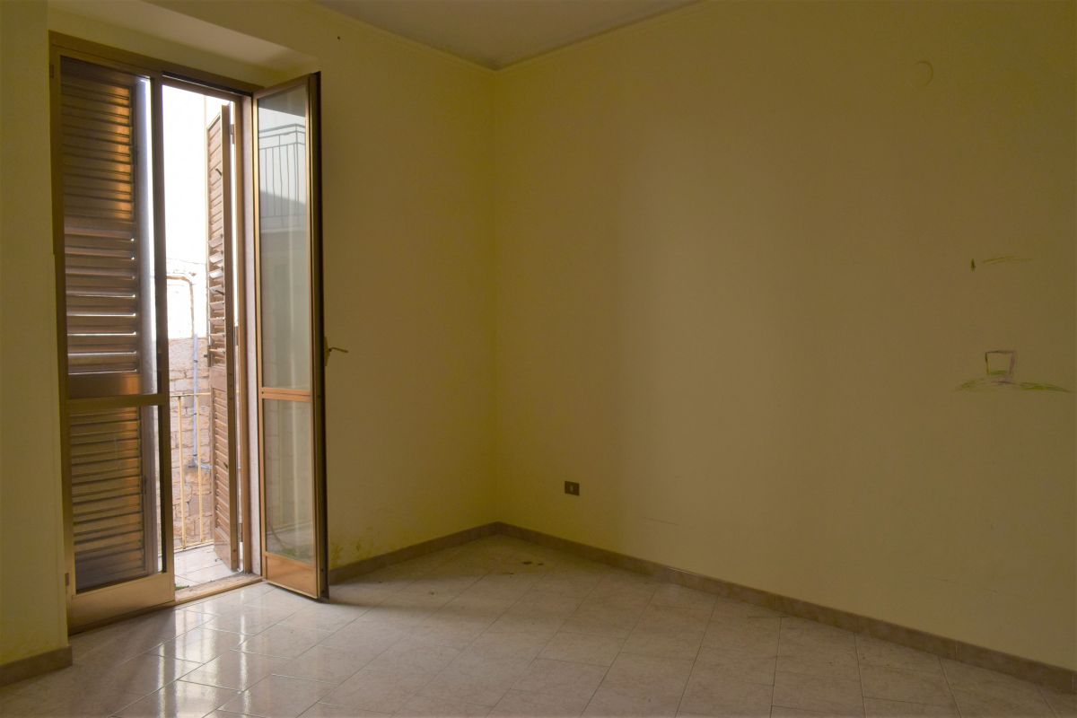 Casa indipendente di  4 vani /200 mq  a Bitetto (zona Centralissima)