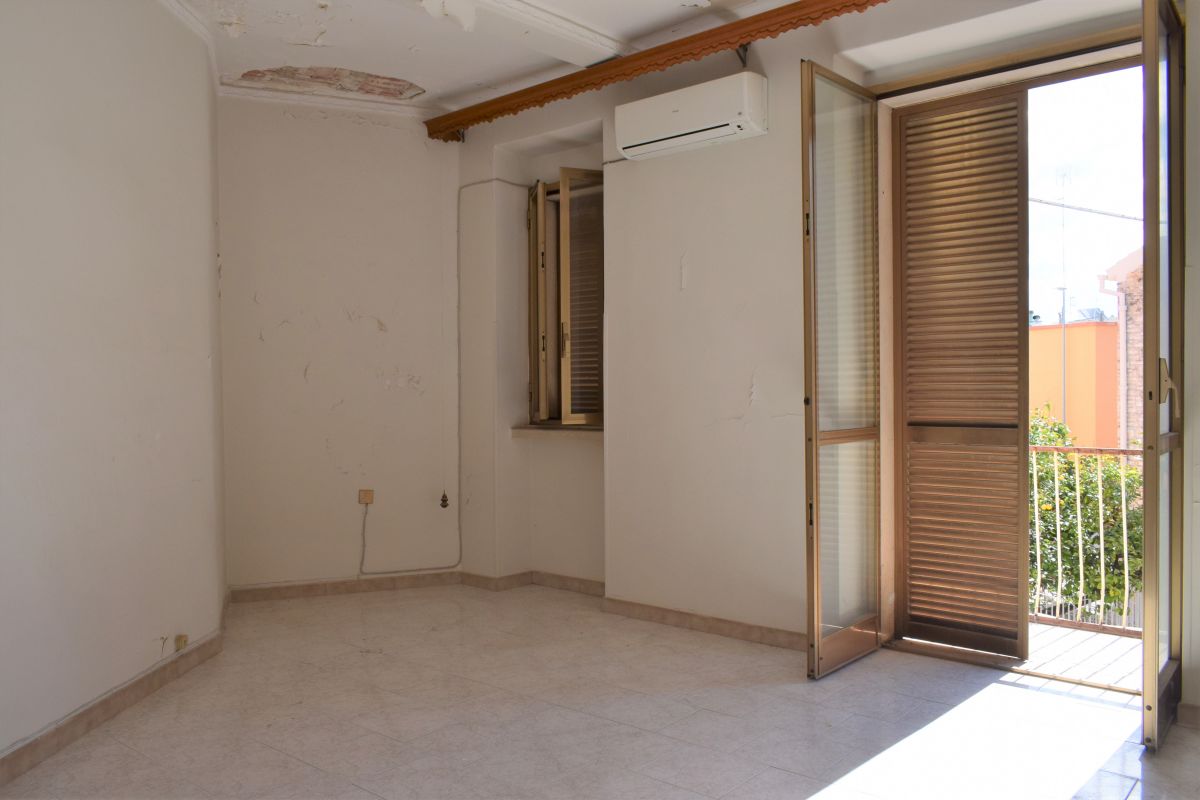 Casa indipendente di  4 vani /200 mq  a Bitetto (zona Centralissima)