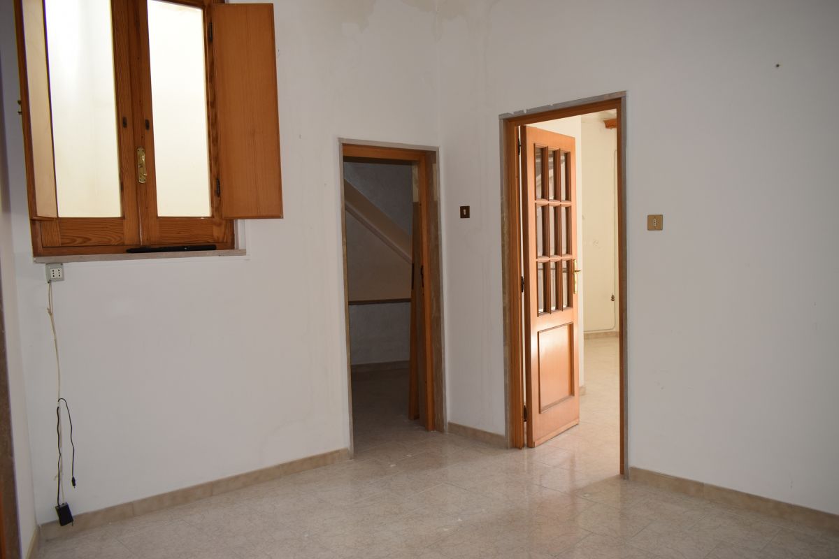 Casa indipendente di  4 vani /200 mq  a Bitetto (zona Centralissima)