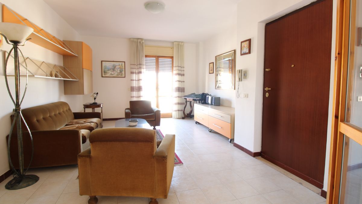 Appartamento di  4 vani /135 mq  a Capurso (zona via venisti)