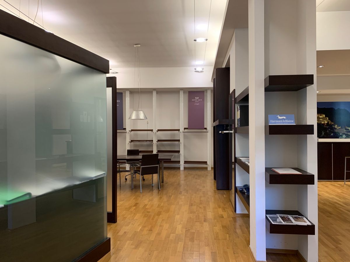 Showroom di  6 vani /216 mq  a Bari - Poggiofranco (zona Telecom - Socrate)