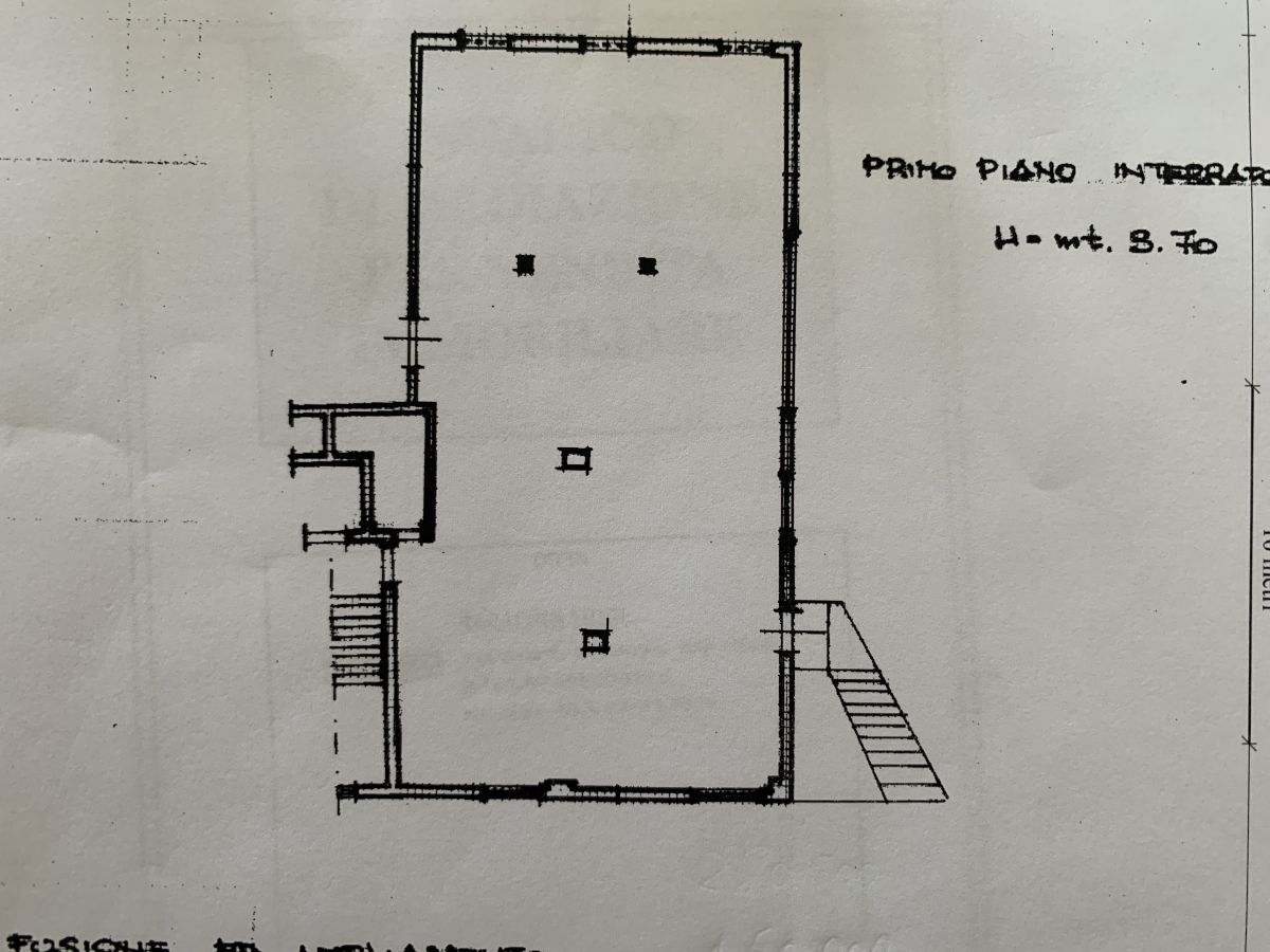 Showroom di  6 vani /216 mq  a Bari - Poggiofranco (zona Telecom - Socrate)