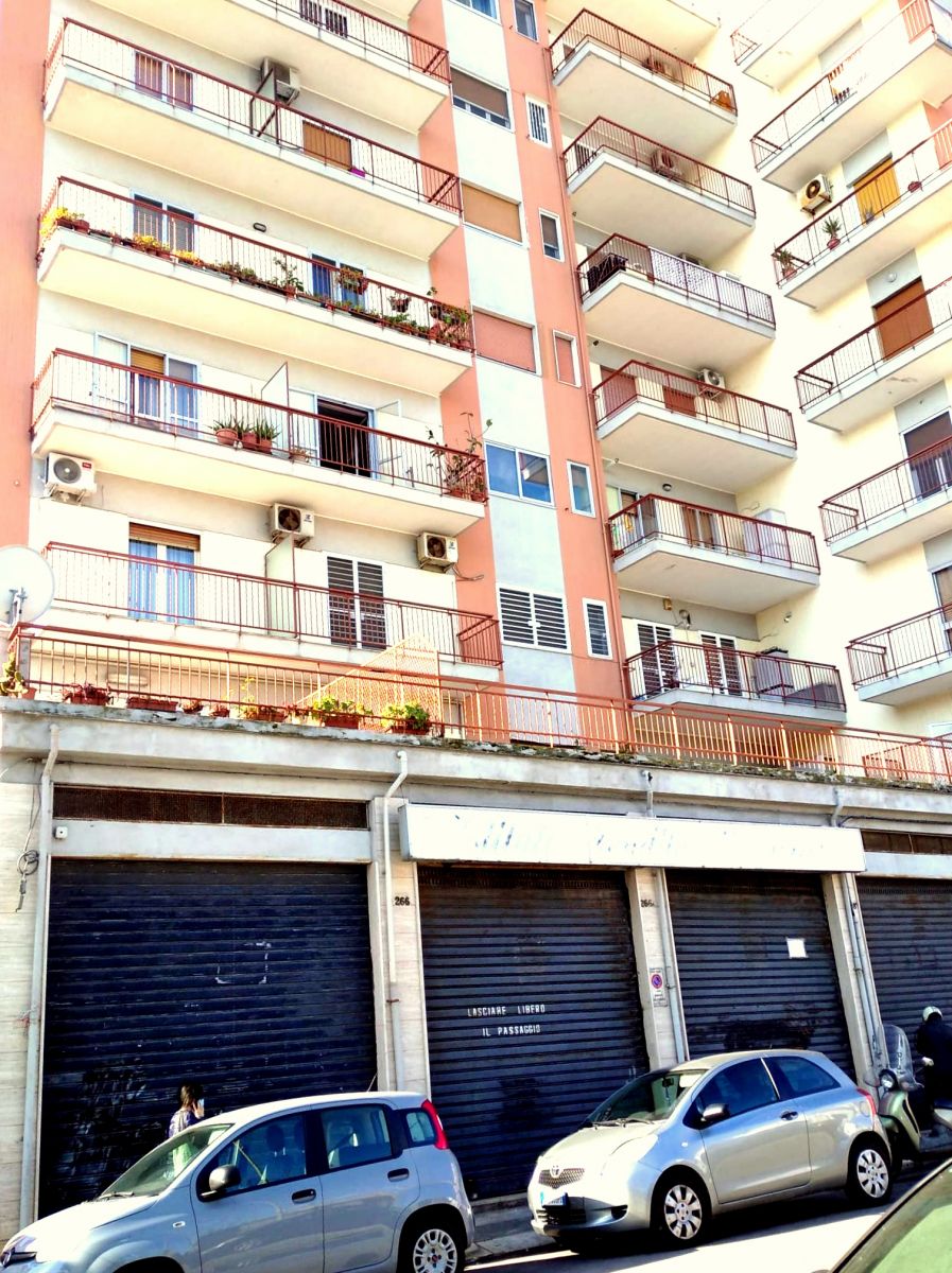 Locale commerciale / Negozio di  6 vani /200 mq  a Bari - Libertà 