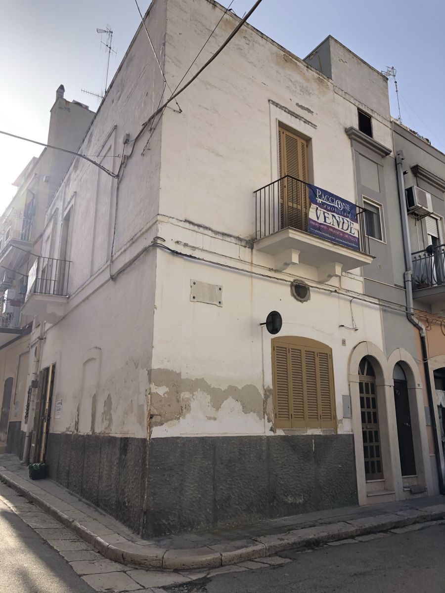 Casa indipendente di  5 vani /110 mq  a Mola di Bari (zona centro)