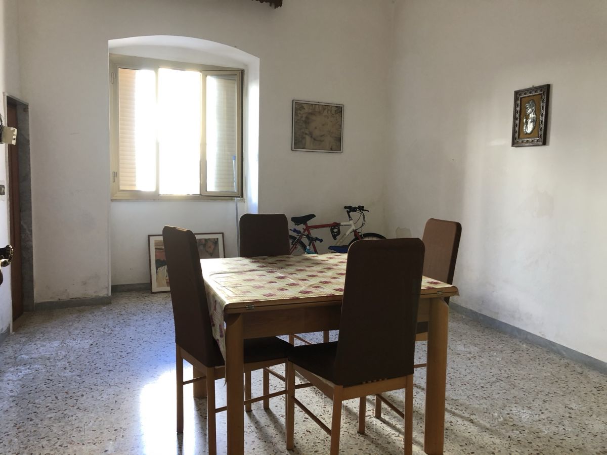 Casa indipendente di  5 vani /110 mq  a Mola di Bari (zona centro)