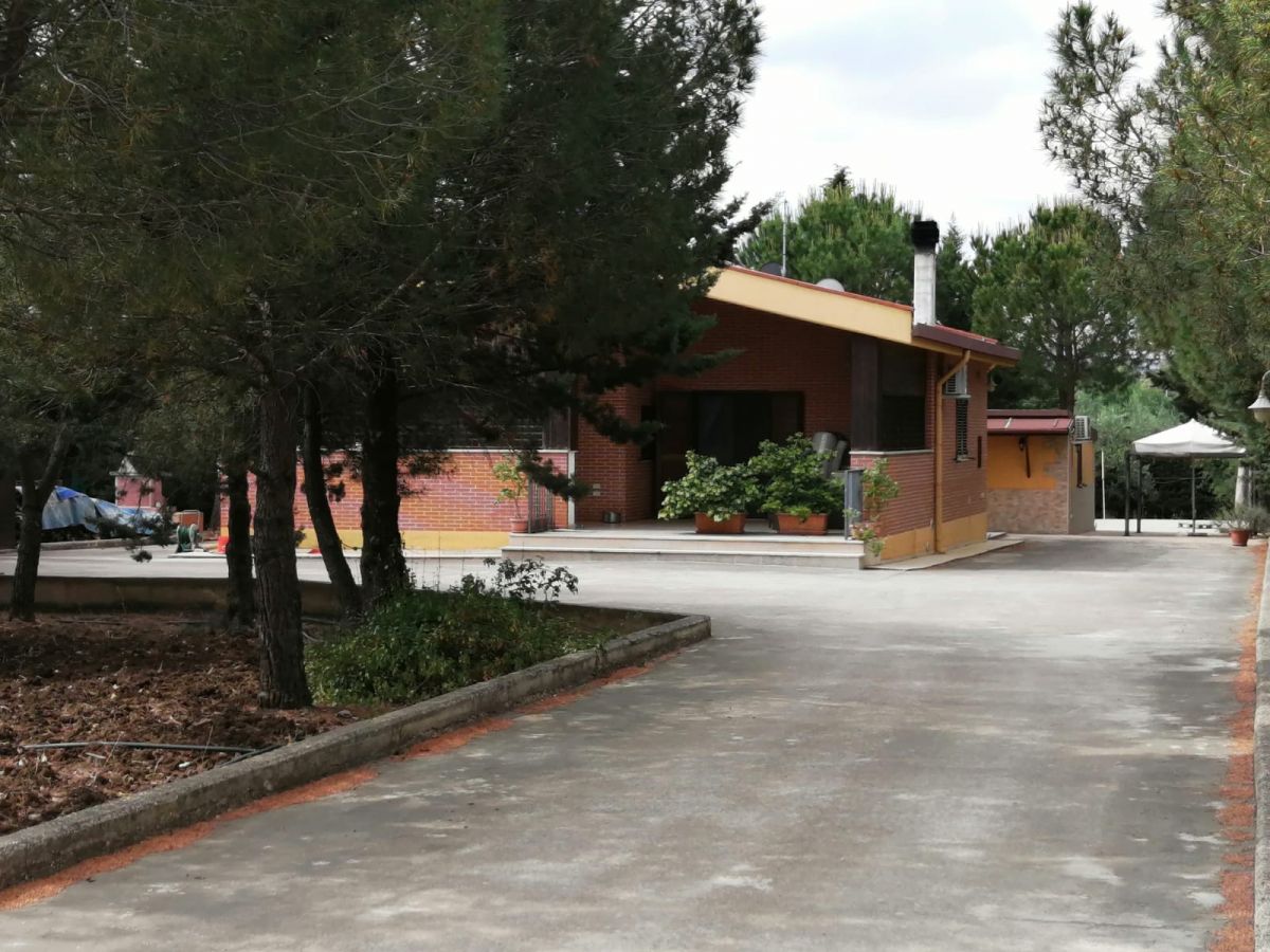 Villa (zona residenziale) di  4 vani /120 mq  a Andria (zona CONTRADA CARIATI)