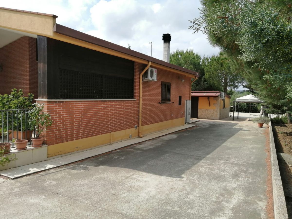 Villa (zona residenziale) di  4 vani /120 mq  a Andria (zona CONTRADA CARIATI)