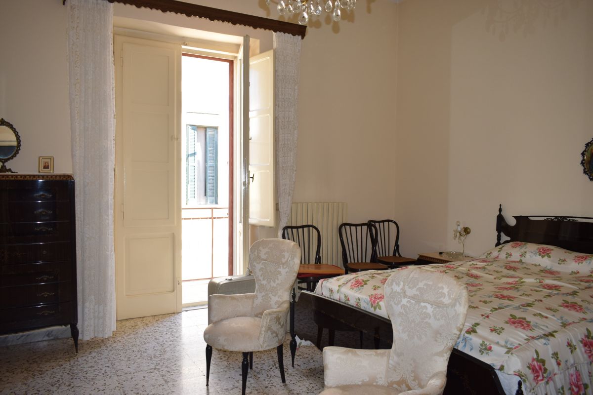 Casa indipendente di  3 vani /170 mq  a Bitetto (zona Piazza Centrale)