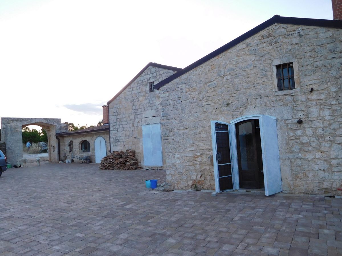 Casale / Masseria di  3 vani /171 mq + 130.000 mq terreno Ciliegeto Santeramo (zona C.da Acquaviva)