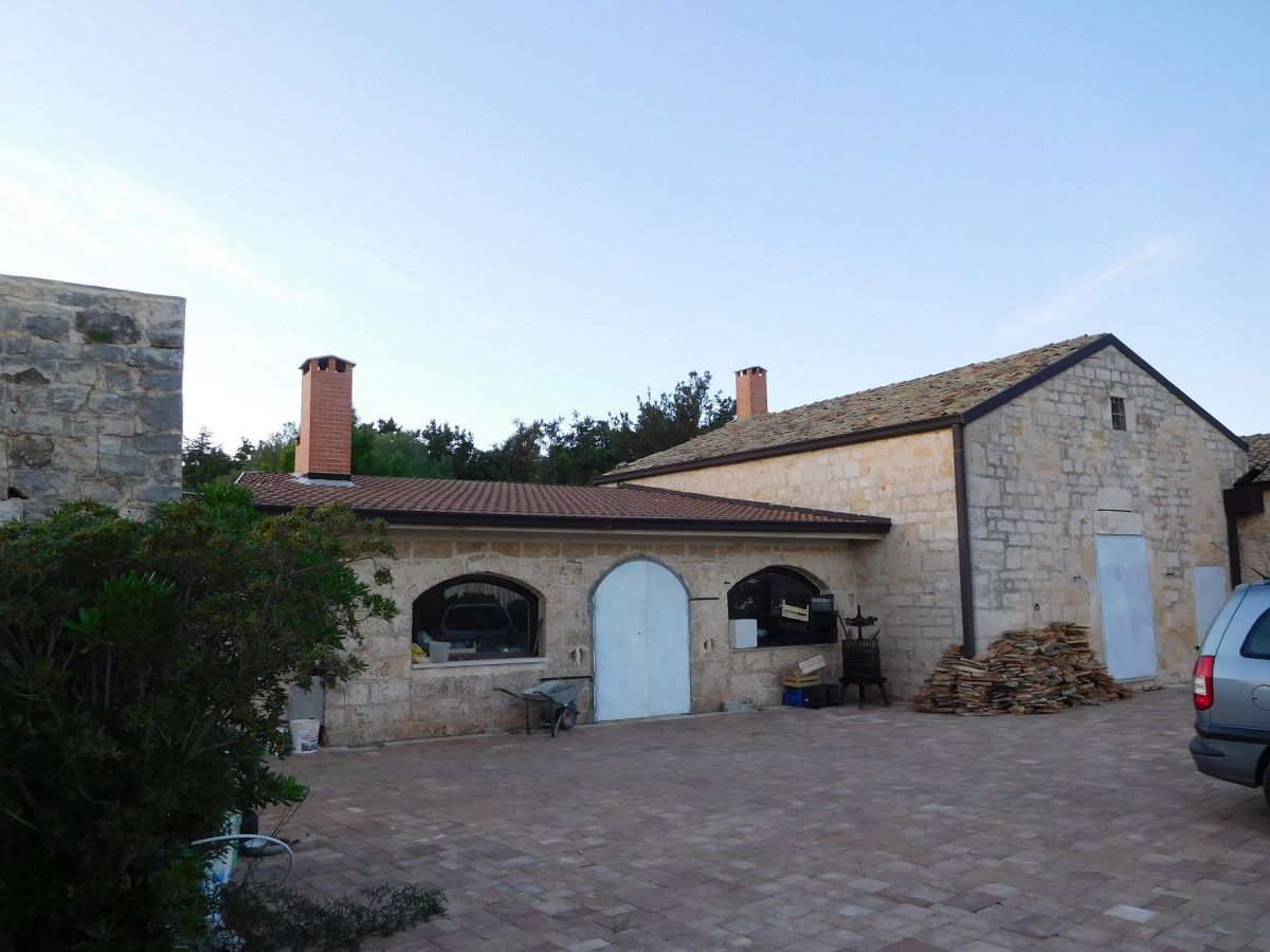 Casale / Masseria di  3 vani /171 mq + 130.000 mq terreno Ciliegeto Santeramo (zona C.da Acquaviva)