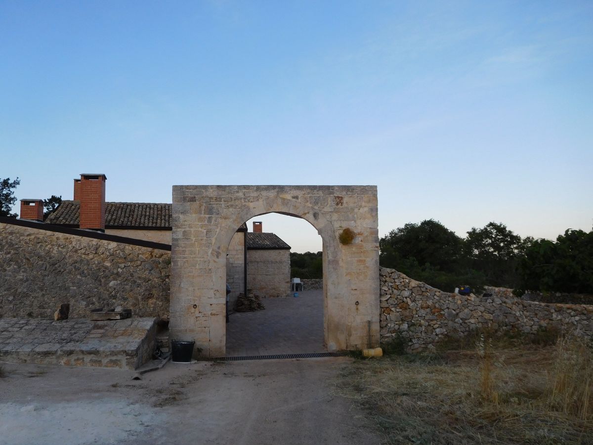 Casale / Masseria di  3 vani /171 mq + 130.000 mq terreno Ciliegeto Santeramo (zona C.da Acquaviva)