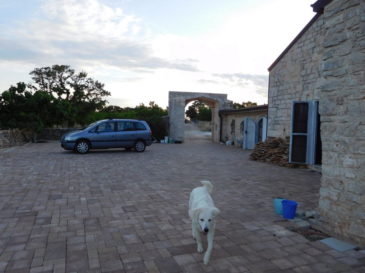 Casale / Masseria di  3 vani /171 mq + 130.000 mq terreno Ciliegeto Santeramo (zona C.da Acquaviva)