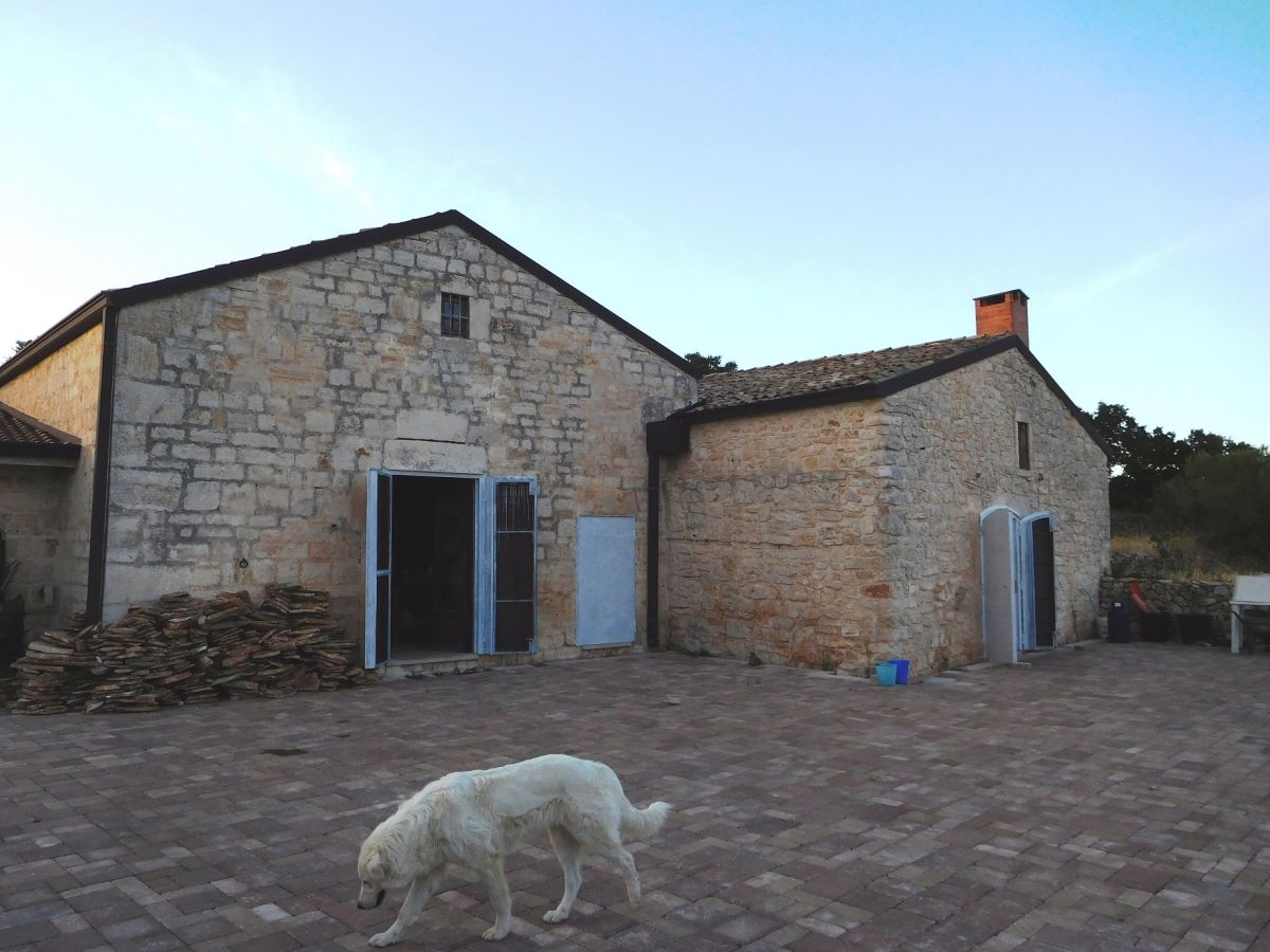 Casale / Masseria di  3 vani /171 mq + 130.000 mq terreno Ciliegeto Santeramo (zona C.da Acquaviva)