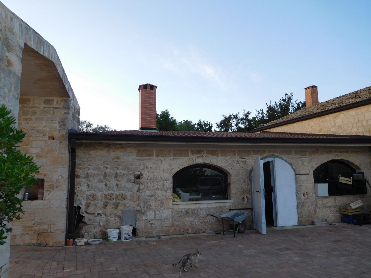 Casale / Masseria di  3 vani /171 mq + 130.000 mq terreno Ciliegeto Santeramo (zona C.da Acquaviva)