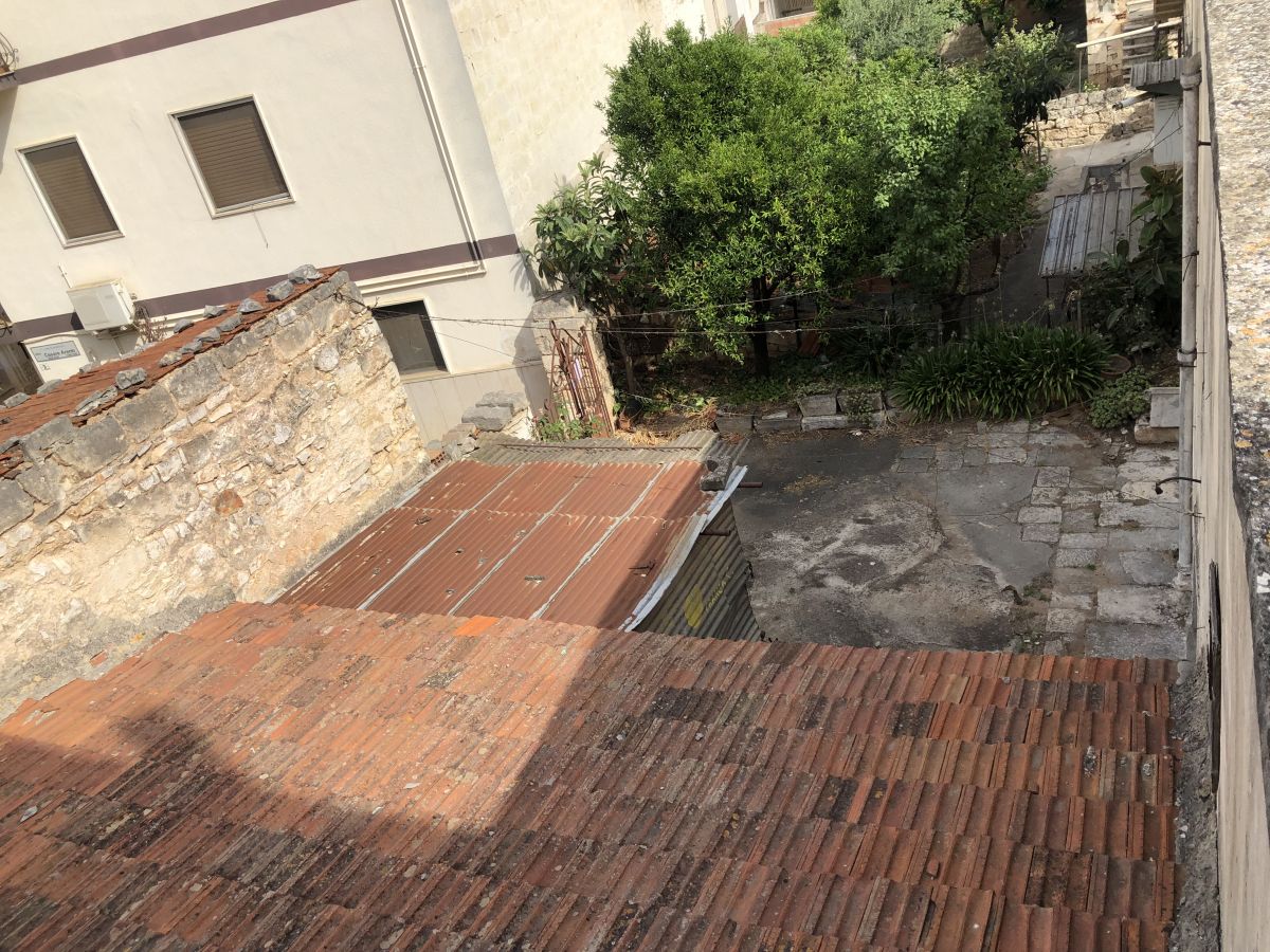 Casa indipendente di  5 vani /400 mq  a Bitetto (zona Centralissima)