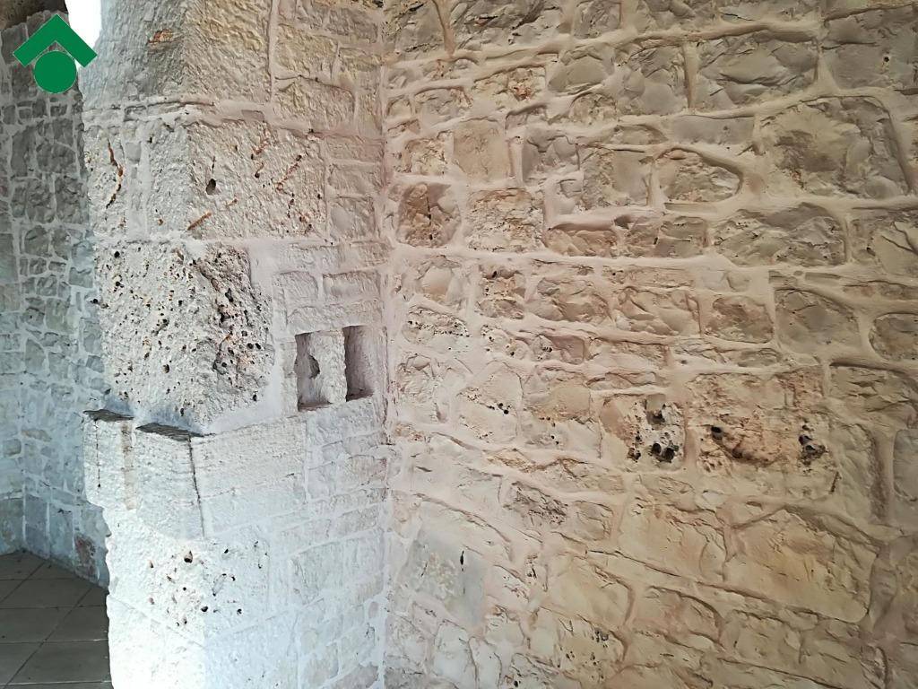 Casale / Masseria di  3 vani /171 mq + 130.000 mq terreno Ciliegeto Santeramo (zona C.da Acquaviva)