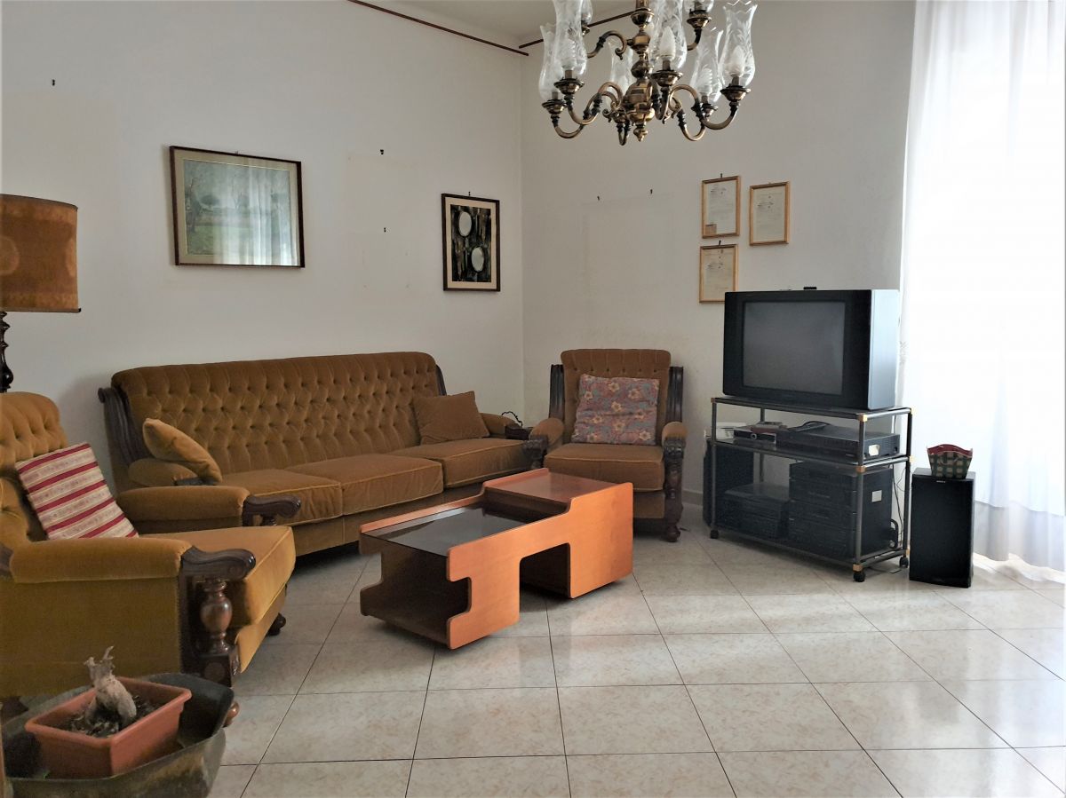 Appartamento di 4 vani/124 mq a Bari - Libertà  (zona Piazza Garibaldi)