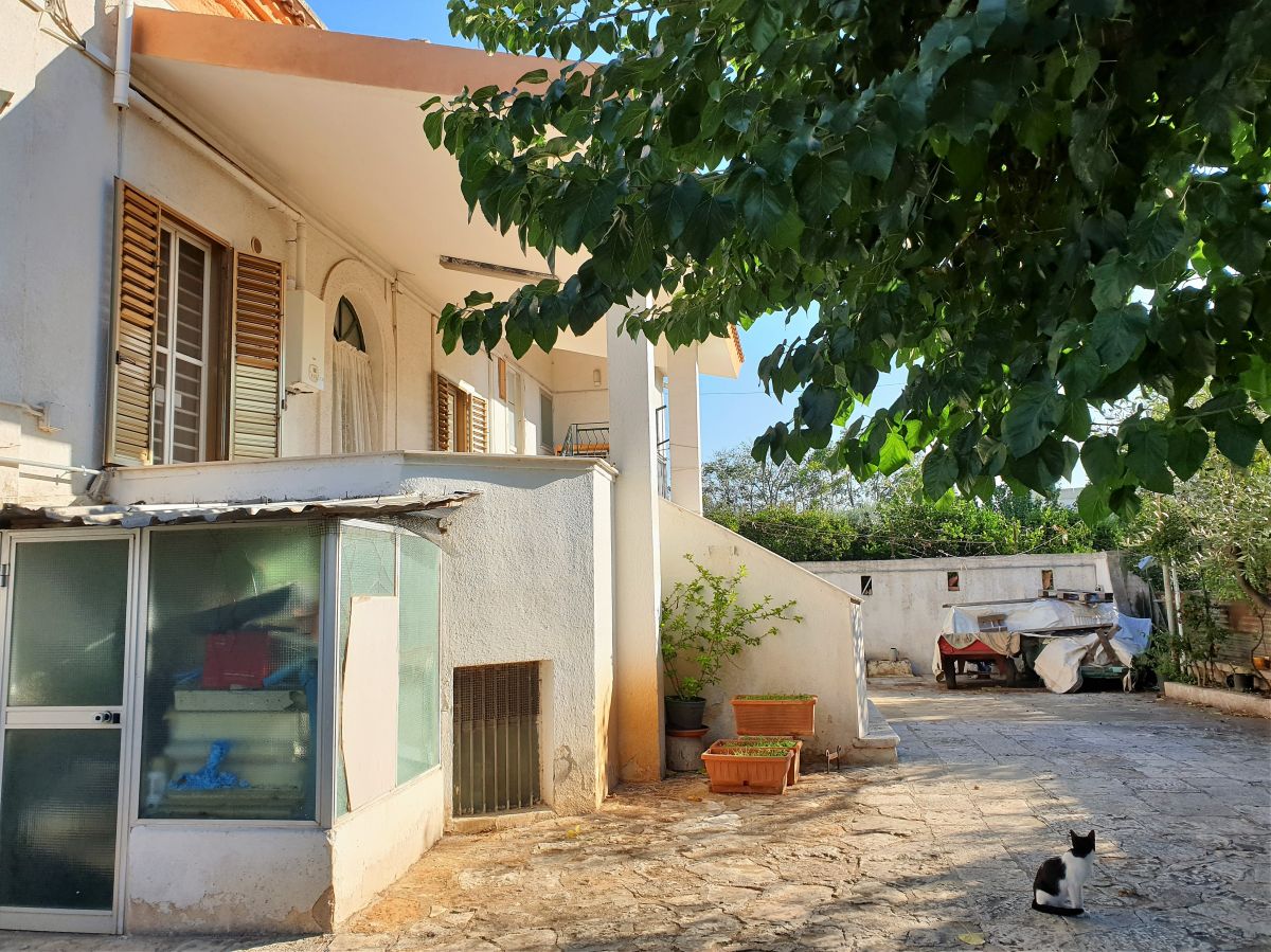 Villa antica di 3 vani e abitazione 2 vani a Bari - Mungivacca (zona nei pressi Stazione di Mungivacca)