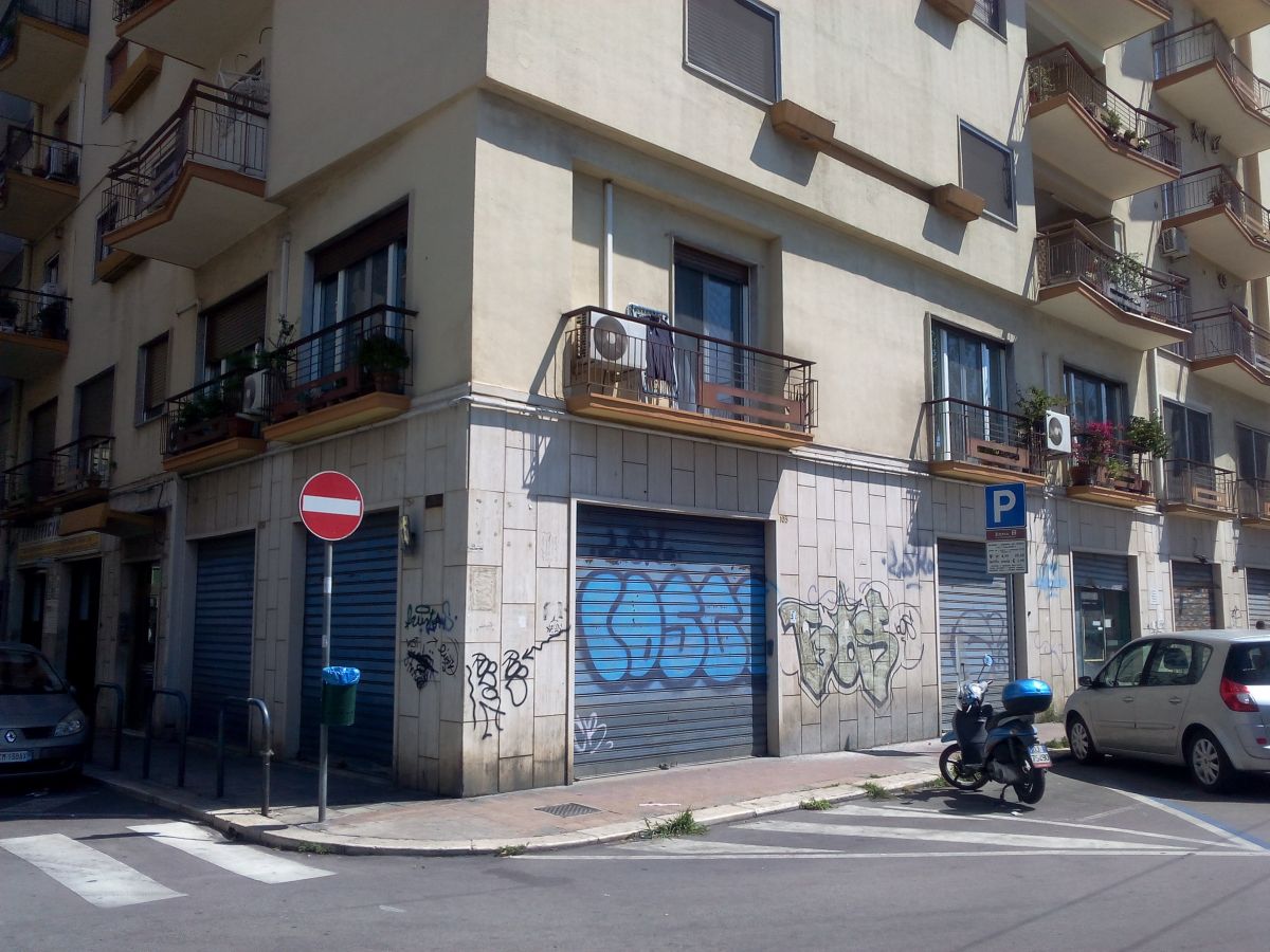 Magazzino di  5 vani /440 mq  a Bari - Libertà  (zona libertà )