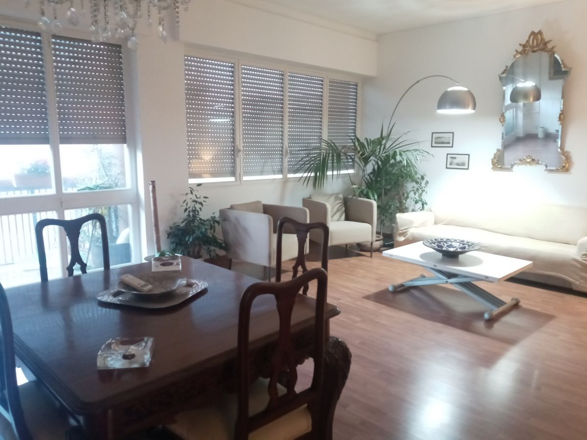 Appartamento di  4 vani /130 mq  a Bari - Murat (zona CENTRO)