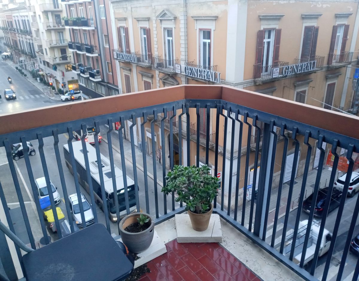 Appartamento di  4 vani /130 mq  a Bari - Murat (zona CENTRO)