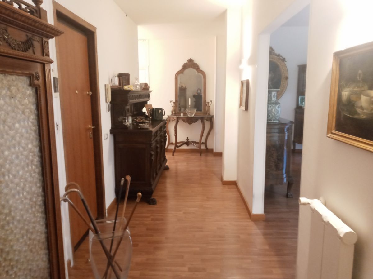 Appartamento di  4 vani /130 mq  a Bari - Murat (zona CENTRO)