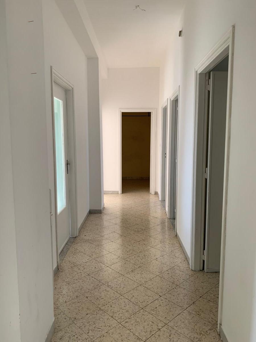 Appartamento di  4 vani /125 mq  a Modugno (zona Centro)