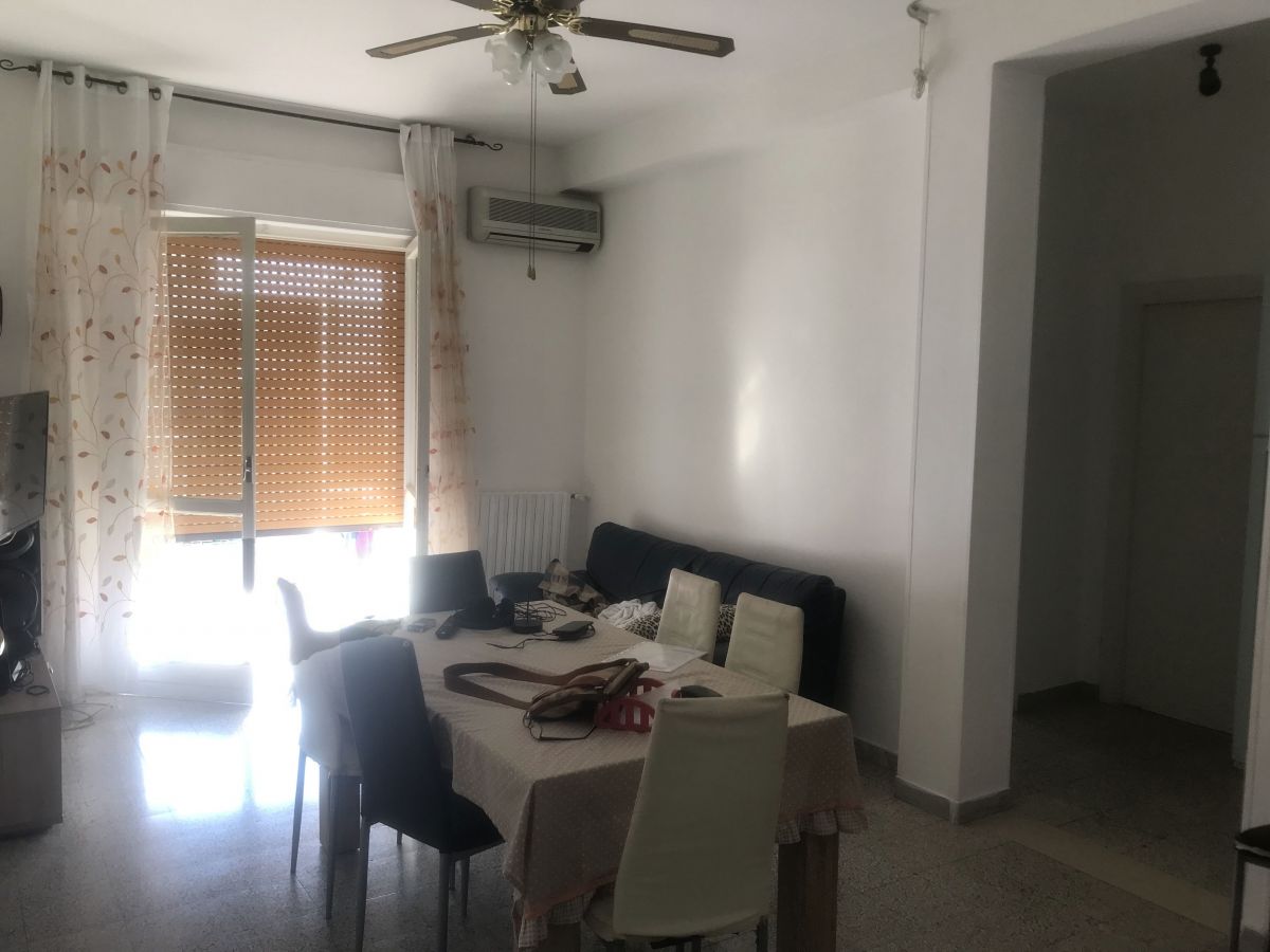 Appartamento di  4 vani /120 mq  a Bari - Japigia (zona VIA CALDAROLA)