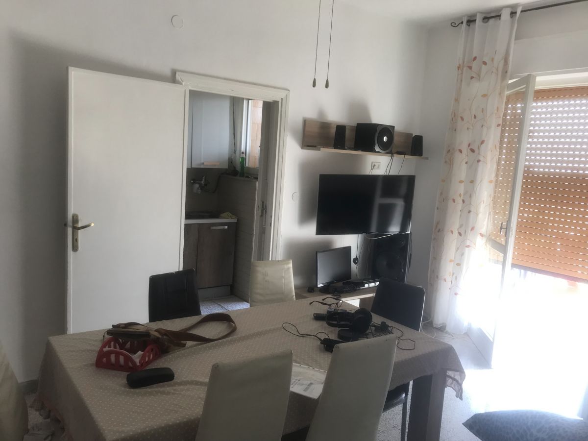 Appartamento di  4 vani /120 mq  a Bari - Japigia (zona VIA CALDAROLA)