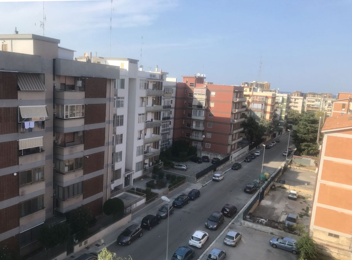 Appartamento di  4 vani /120 mq  a Bari - Japigia (zona VIA CALDAROLA)