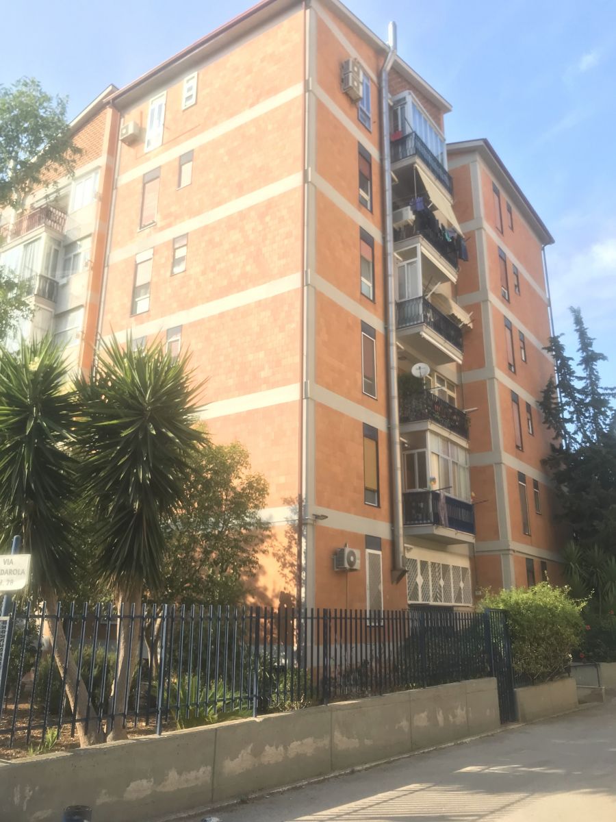 Appartamento di  4 vani /120 mq  a Bari - Japigia (zona VIA CALDAROLA)