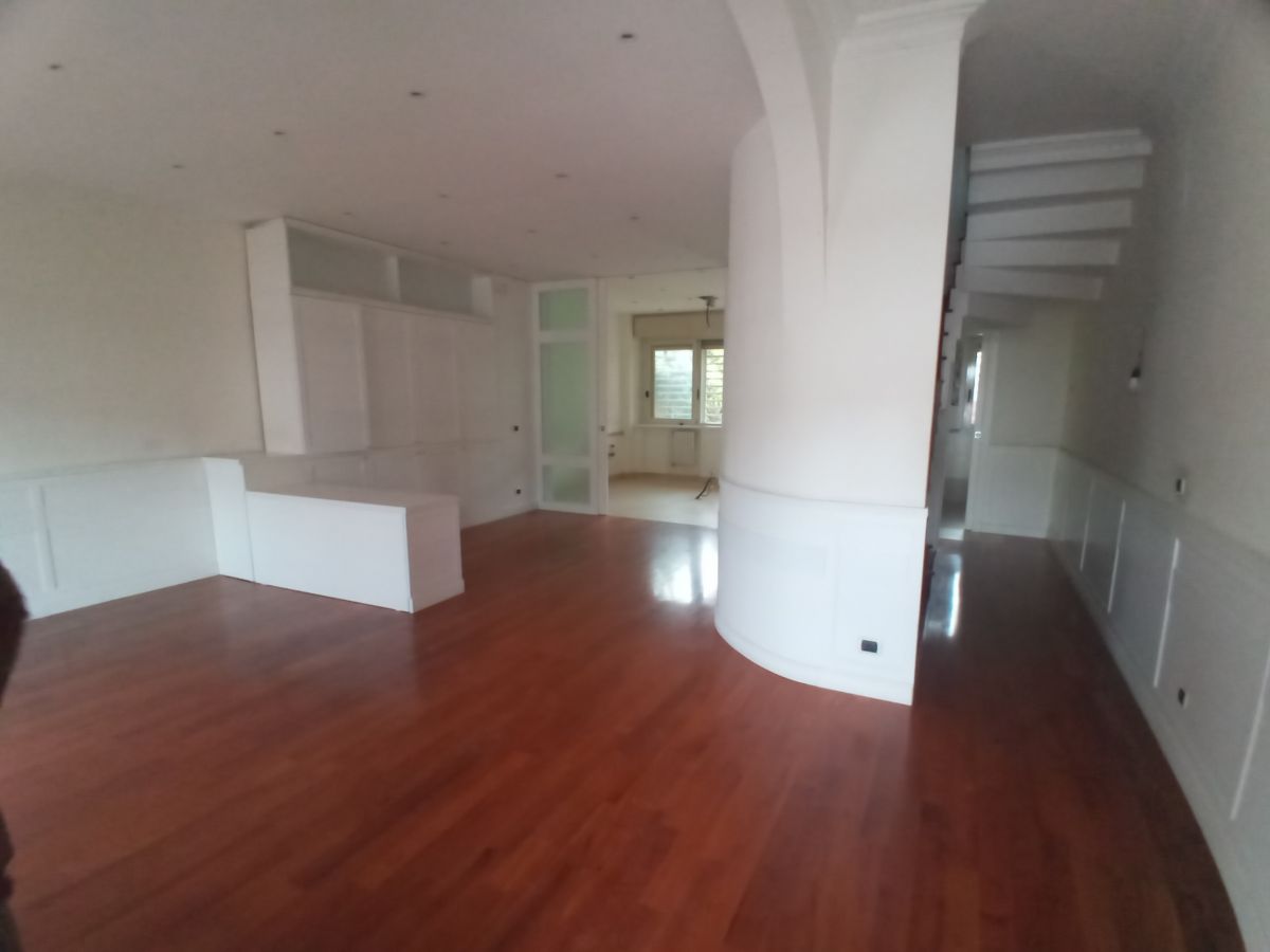 Villa (zona residenziale) di  6 vani /210 mq  a Bari - Mungivacca (zona via fanelli)