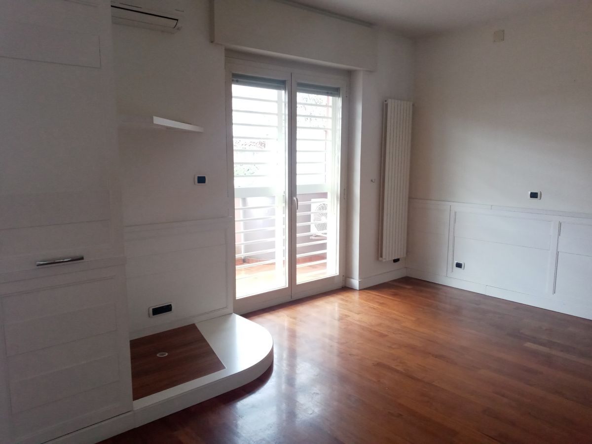 Villa (zona residenziale) di  6 vani /210 mq  a Bari - Mungivacca (zona via fanelli)