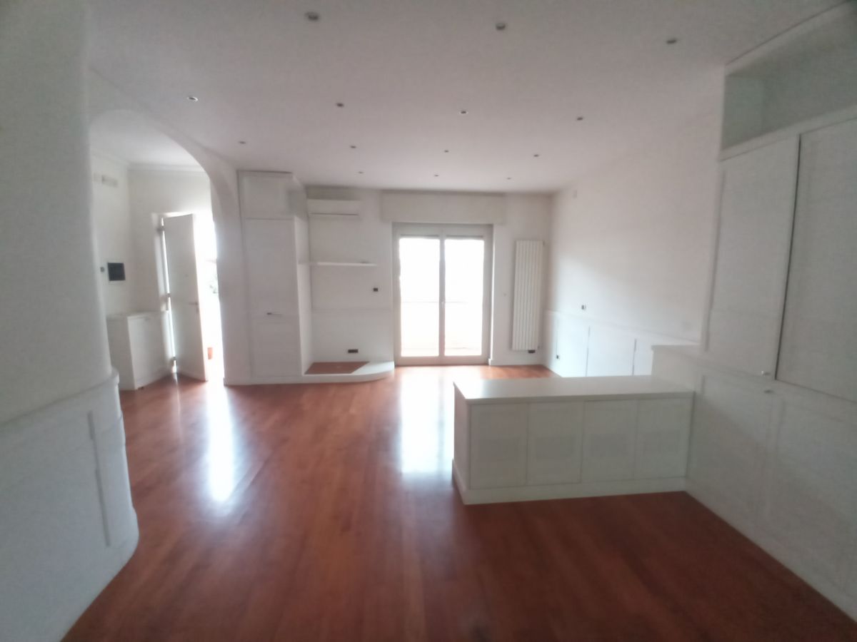 Villa (zona residenziale) di  6 vani /210 mq  a Bari - Mungivacca (zona via fanelli)