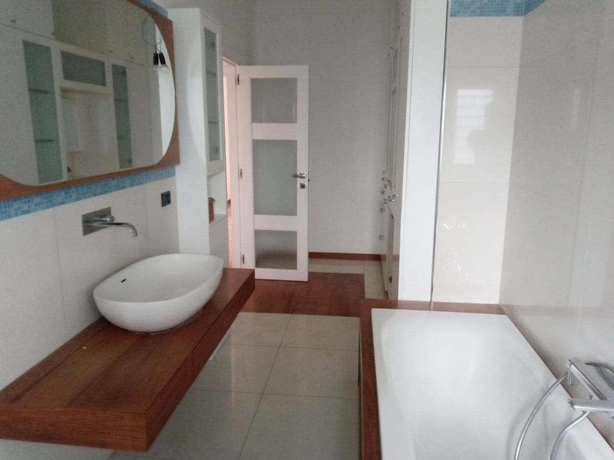 Villa (zona residenziale) di  6 vani /210 mq  a Bari - Mungivacca (zona via fanelli)