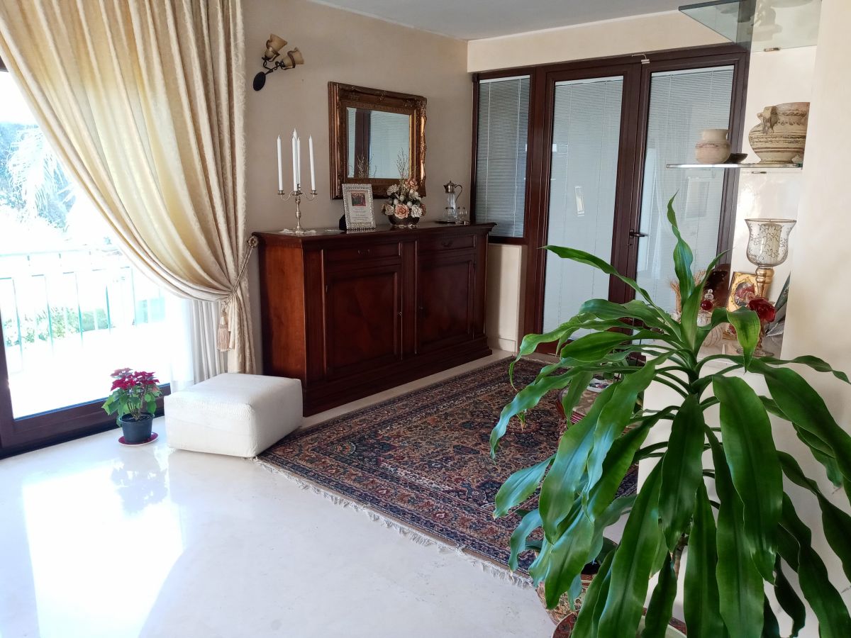 Villa (zona residenziale) di  6 vani /280 mq  a Bari - Mungivacca (zona via fanelli)