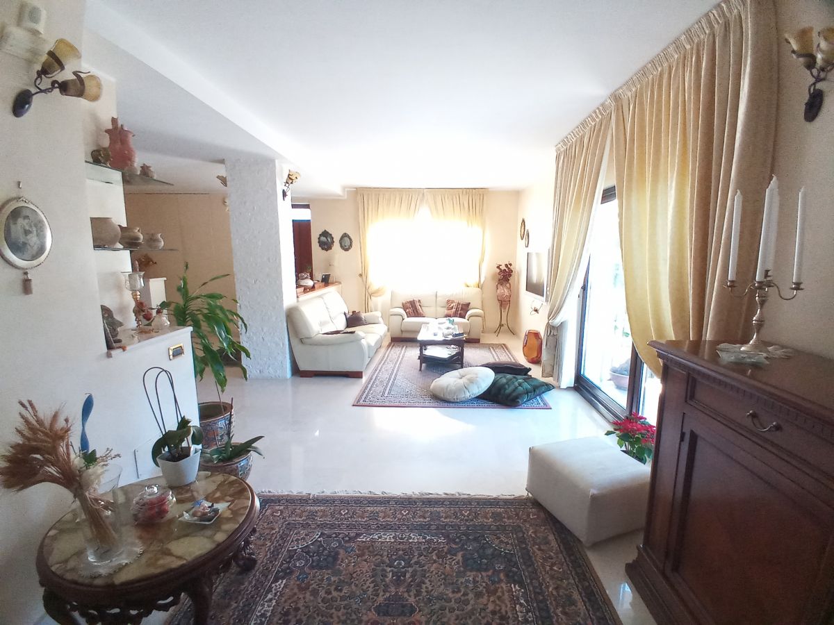 Villa (zona residenziale) di  6 vani /280 mq  a Bari - Mungivacca (zona via fanelli)