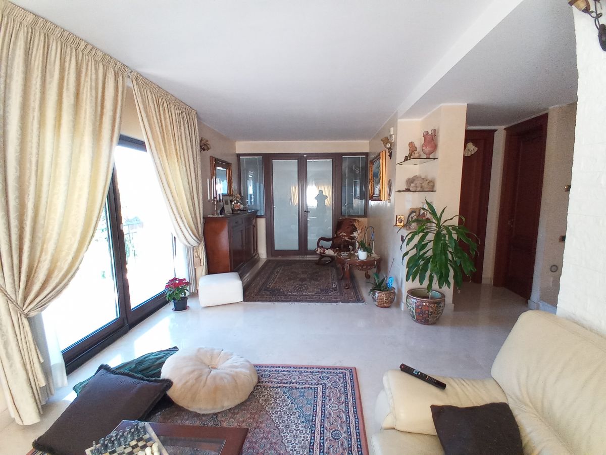 Villa (zona residenziale) di  6 vani /280 mq  a Bari - Mungivacca (zona via fanelli)