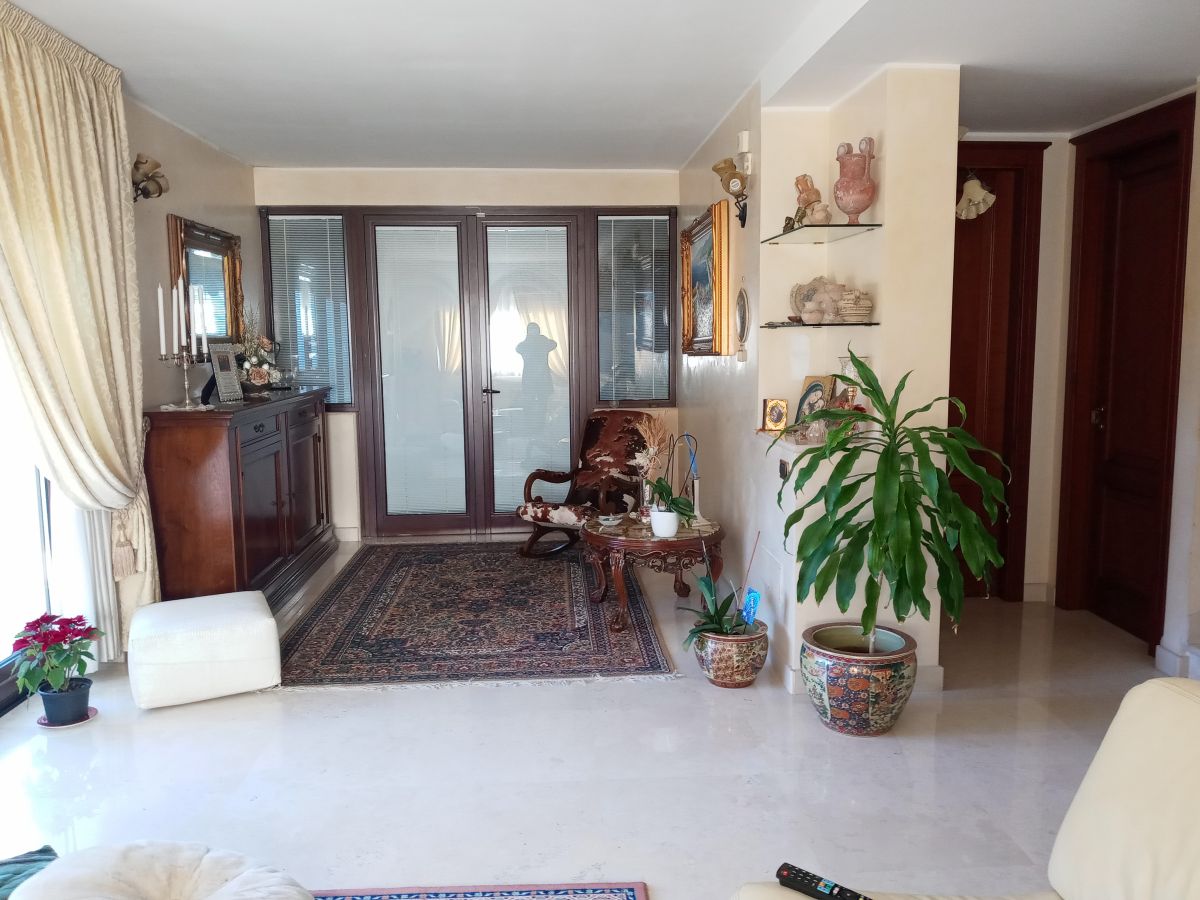 Villa (zona residenziale) di  6 vani /280 mq  a Bari - Mungivacca (zona via fanelli)