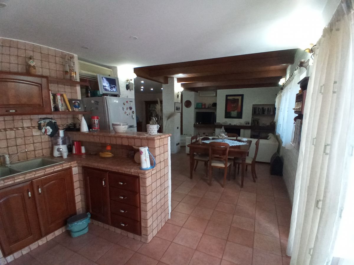 Villa (zona residenziale) di  6 vani /280 mq  a Bari - Mungivacca (zona via fanelli)