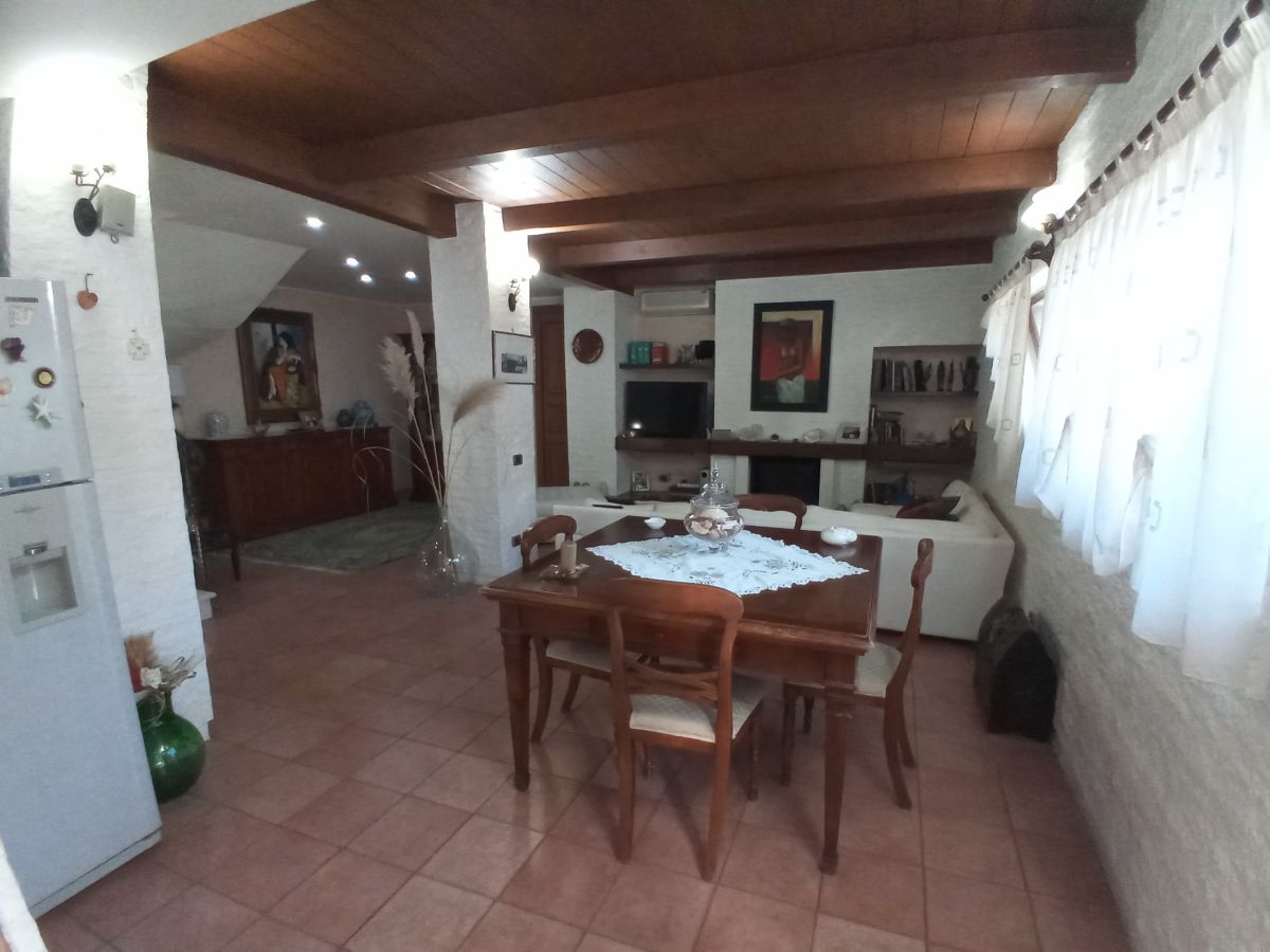 Villa (zona residenziale) di  6 vani /280 mq  a Bari - Mungivacca (zona via fanelli)