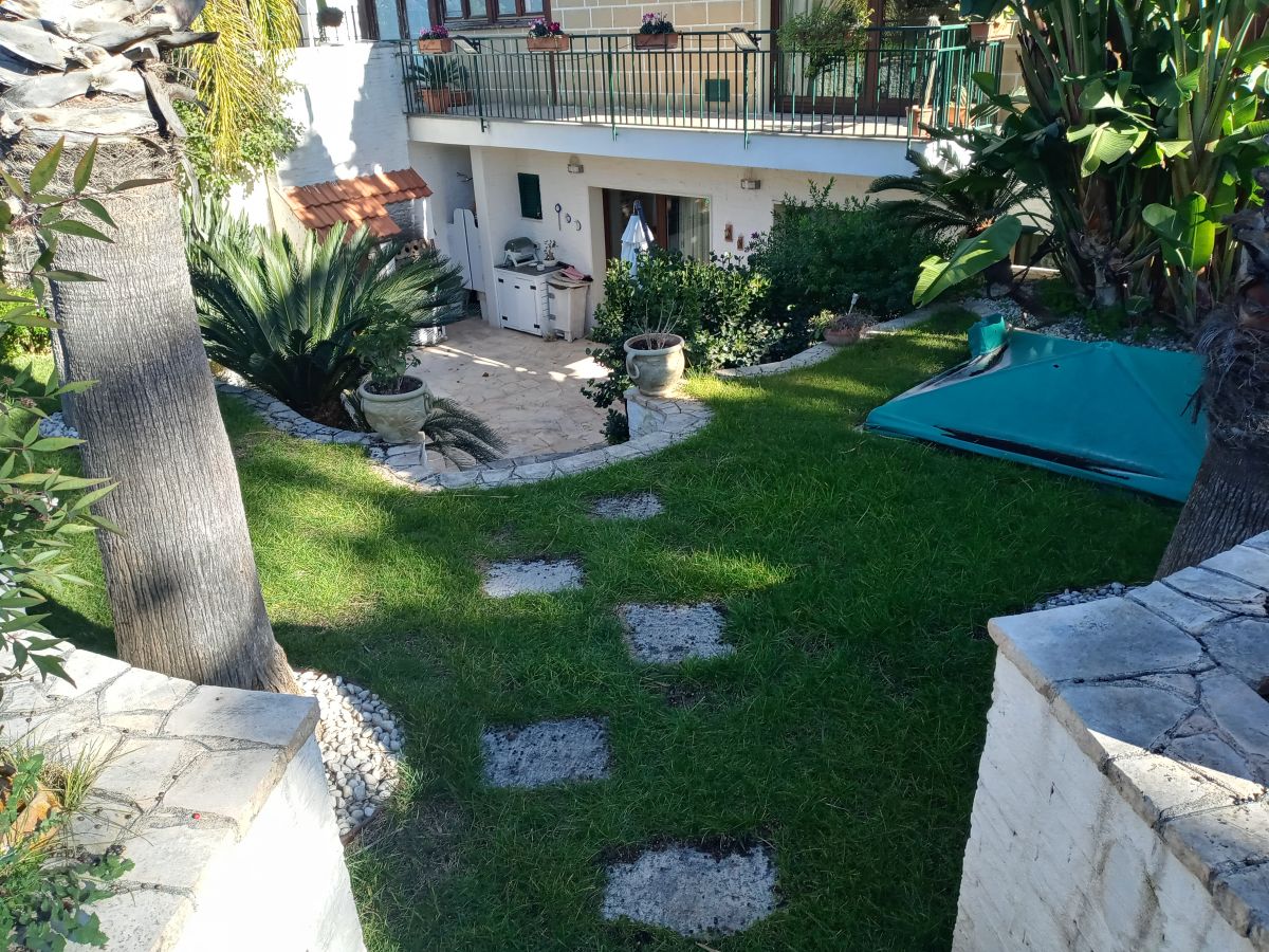 Villa (zona residenziale) di  6 vani /280 mq  a Bari - Mungivacca (zona via fanelli)