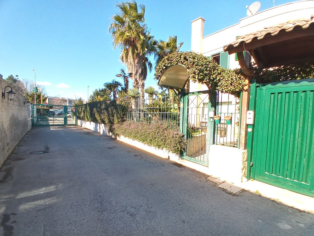 Villa (zona residenziale) di  6 vani /280 mq  a Bari - Mungivacca (zona via fanelli)